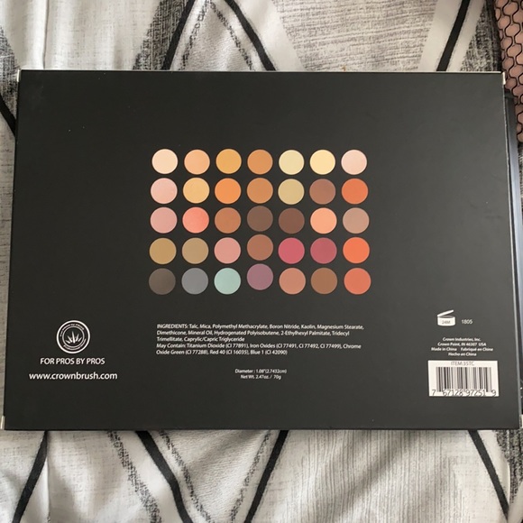 3 CROWN eyeshadow palette - Picture 3 of 3